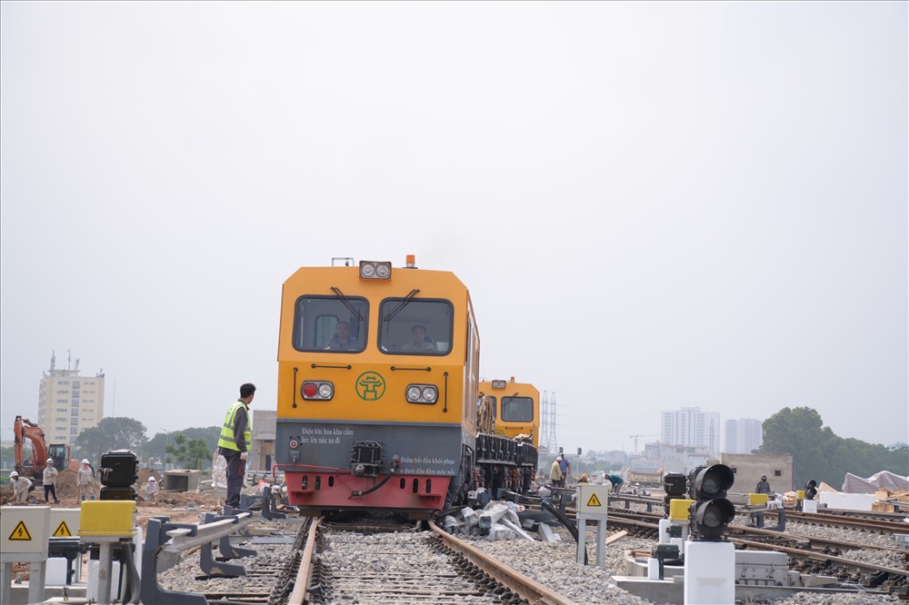 Sau nhiều lần chậm tiến độ, đầu tàu chuyên dụng đã chạy thử tải kỹ thuật trên toàn tuyến đường sắt trên cao Cát Linh - Hà Đông dài 13km.
