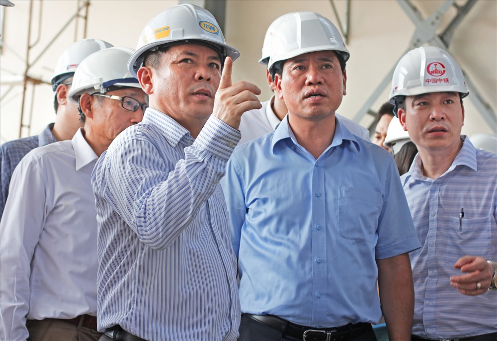 'Dứt khoát tháng 10, đường sắt Cát Linh - Hà Đông sẽ vận hành kỹ thuật' - đó là khẳng định của Bộ trưởng Bộ Giao thông vận tải, trong buổi kiểm tra tiến độ chiều 12/5.