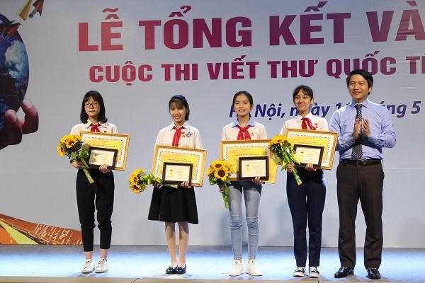 Kiều Ngân ngoài cùng bên trái đạt giải Nhì Cuộc thi viết thư UPU. Ảnh:BTC