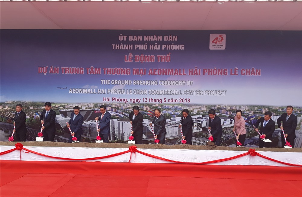 Thủ tướng Chính phủ Nguyễn Xuân Phúc và các đại biểu xúc những xẻng đất đầu tiên động thổ công trình. Ảnh: TN