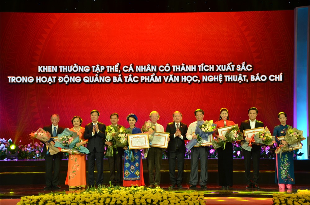 Đồng chí Võ Văn Thưởng và đồng chí Võ Văn Phuông trao khen thưởng cho tập thể và cá nhân có thành tích xuất sắc. Ảnh: HN