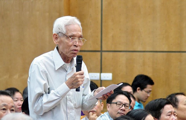 Cử tri Trần Viết Hoàn bày tỏ niềm tin của cử tri và nhân dân về việc chống tham nhũng của Đảng tại buổi tiếp xúc cử tri của Tổng Bí thư Nguyễn Phú Trọng ngày 13.5. Ảnh: A.C