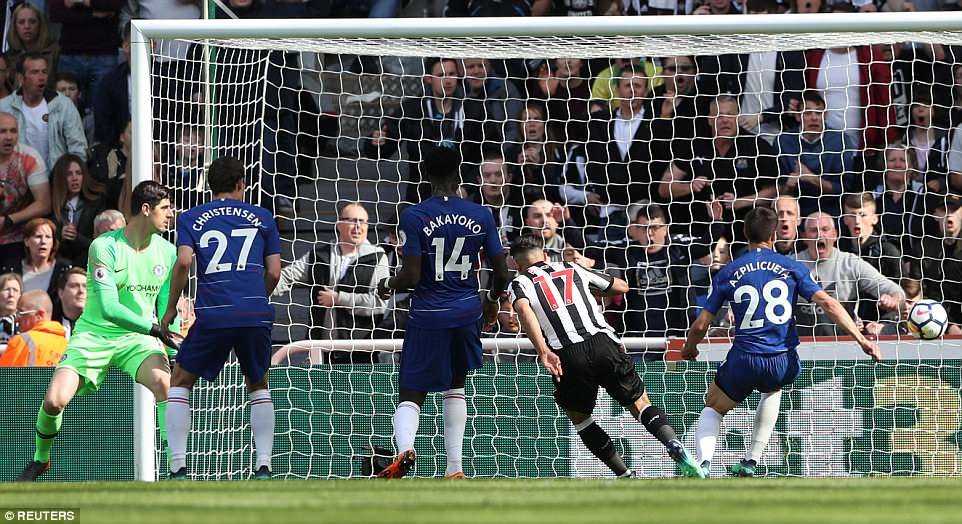 Ayoze Perez (số 17) trong pha lập công ấn định chiến thắng 3-0 chung cuộc cho Newcastle trước Chelsea. Ảnh: Reuters.
