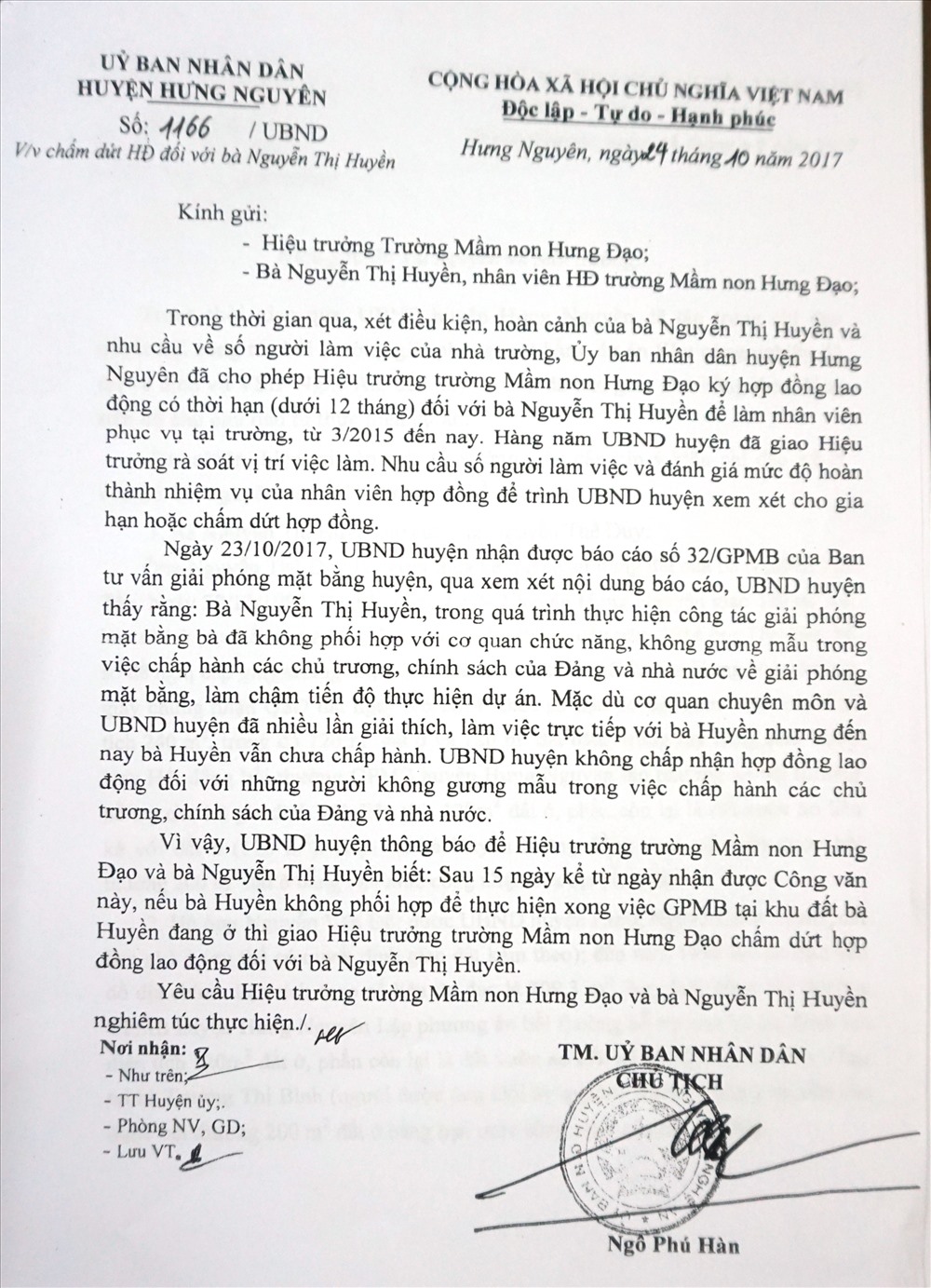 Công văn chỉ đạo của Chủ tịch UBND huyện Hưng Nguyễn về việc chấm dứt hợp đồng đối với bà Huyền (ảnh: P.V)