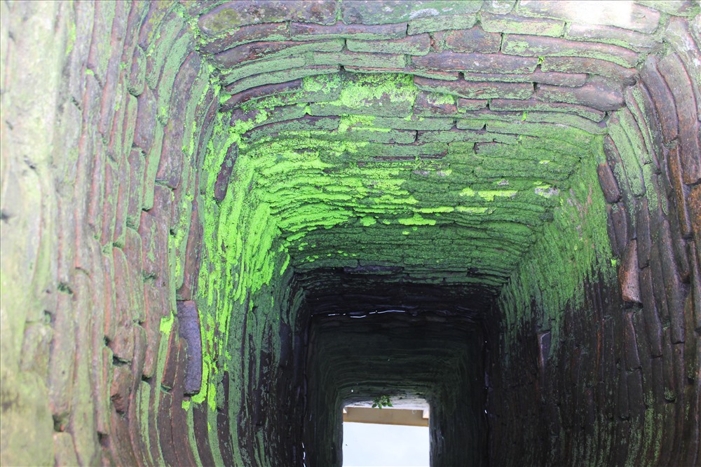 این چاه باستانی دهانه‌ای مربعی دارد - که از ویژگی‌های بارز سبک ساخت و ساز مردم چم باستان است. عکس: PL