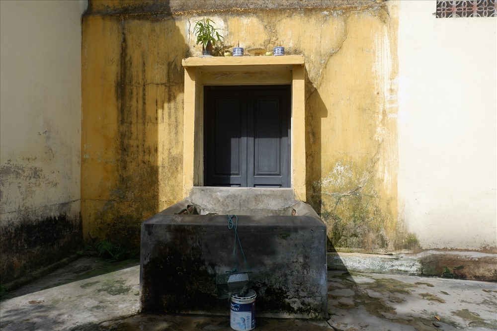 چاه با له در یک قطعه زمین کوچک و بدون حصار واقع شده است و به ساکنان هوی آن اجازه می‌دهد روزانه برای آوردن آب مورد نیاز خود به اینجا بیایند. عکس: TH