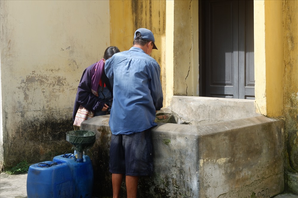 حرفه حمل آب برای کرایه دادن به رستوران‌ها نیز از چاه با له سرچشمه گرفته است. آب این چاه باستانی برای تهیه غذاهای لذیذ معروف هوی آن استفاده می‌شود. عکس: TH