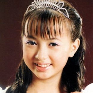 Xuân Nghi sinh năm 1994, là một trong những gương mặt hát nhạc thiếu nhi được yêu thích nhất cùng thời bé Xuân Mai