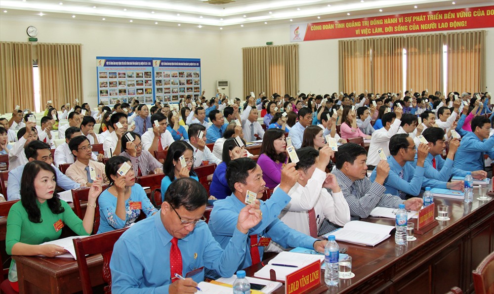 Các đại biểu biểu quyết tại đại hội (ảnh: P.V)
