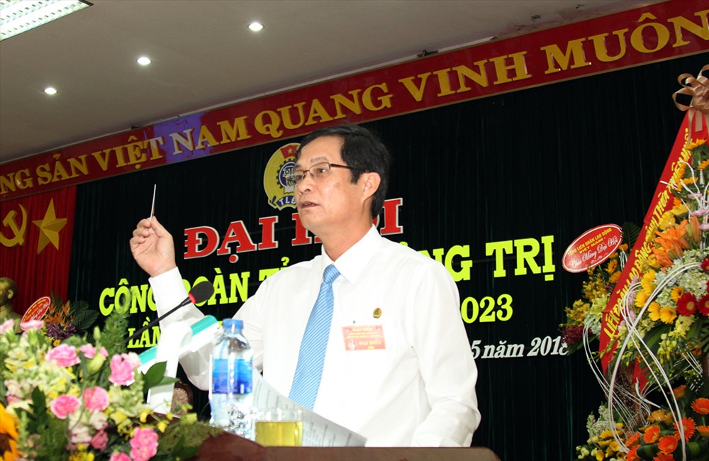 Đồng chí Nguyễn Đăng Bảo - Phó Chủ tịch Thường trực LĐLĐ Quảng Trị biểu quyết tại đại hội (ảnh: P.V)