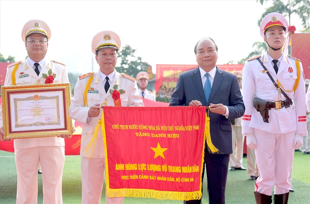 hủ tướng Nguyễn Xuân Phúc trao danh hiệu Anh hùng Lực lượng vũ trang nhân dân thời kỳ kháng chiến chống Mỹ cứu nước của Chủ tịch nước tặng Học viện Cảnh sát nhân dân (Bộ Công an).
