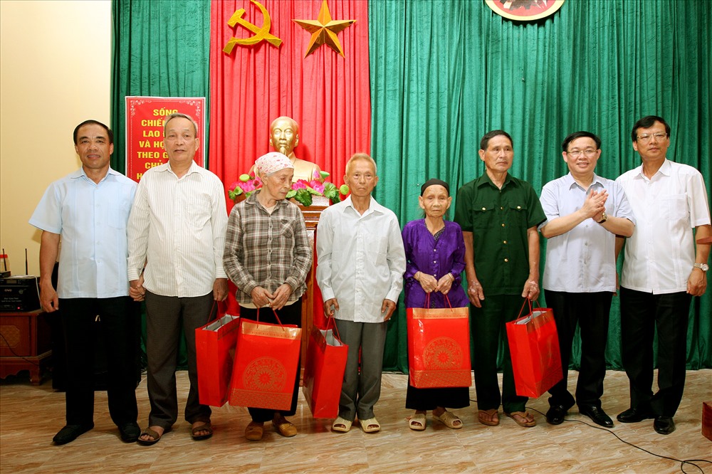 Phó Thủ tướng Vương Đình Huệ (thứ hai từ phải qua) tặng quà cho các gia đình khó khăn.