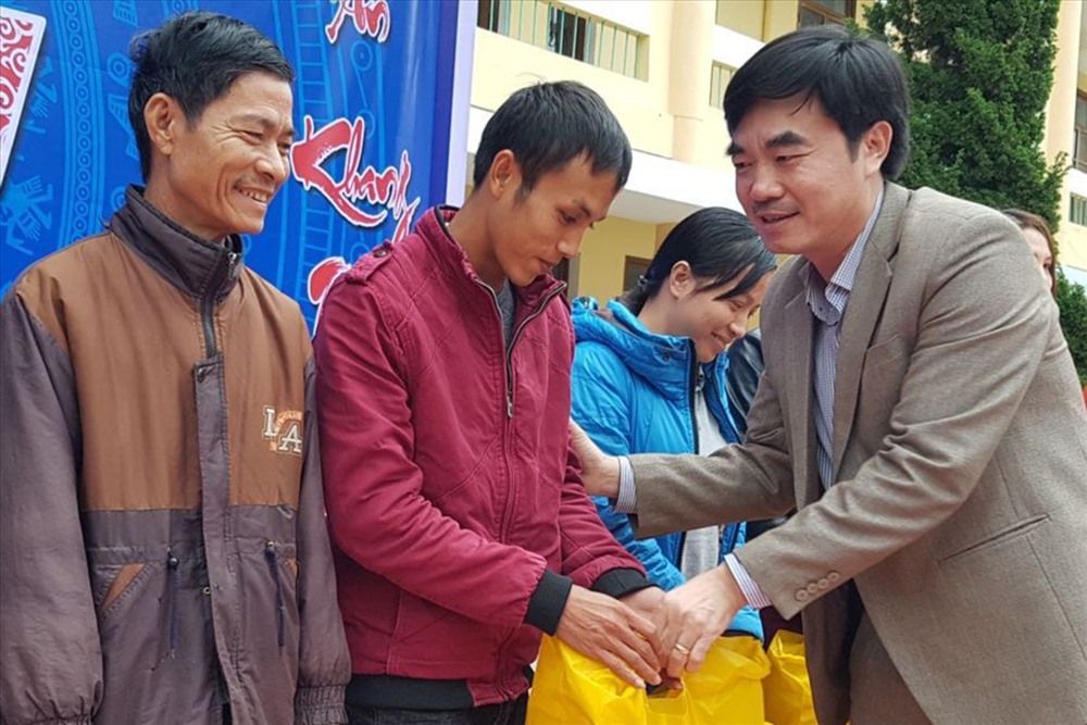 Chủ tịch LĐLĐ Quảng Bình Nguyễn Lương Bình tặng quà cho NLĐ nhân dịp Tháng Công nhân. Ảnh: LÊ PHI LONG