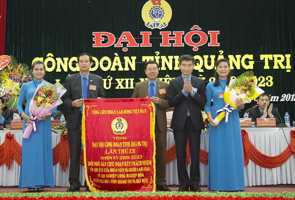 Lãnh đạo LĐLĐ Quảng Trị nhận bức trướng của Tổng LĐLĐ Việt Nam trao tặng (ảnh: P.V)