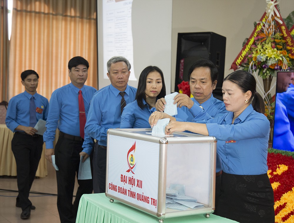 Các đại biểu bỏ phiếu bầu Ban Chấp hành LĐLĐ tỉnh nhiệm kỳ 2018 – 2023 (ảnh: P.V)