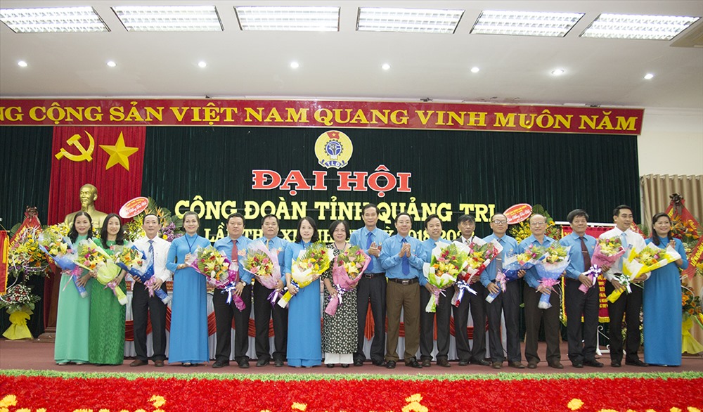 Lãnh đạo LĐLĐ tỉnh Quảng Trị tặng hoa cho các đồng chí nguyên Ủy viên Ban Chấp hành LĐLĐ tỉnh Khóa XI (ảnh: P.V)