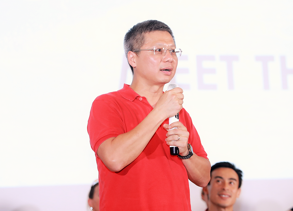 Tổng Giám đốc Techcombank, ông Nguyễn Lê Quốc Anh chào đón các VĐV tới tham dự giải đấu mang tên Ngân hàng