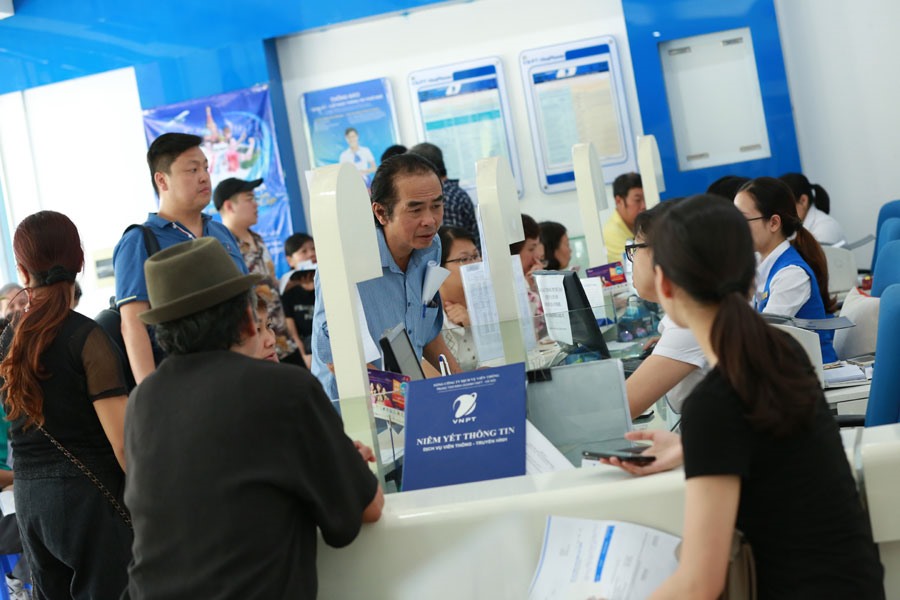 Thuê bao di động đến Trung tâm chăm sóc khách hàng của VinaPhone trên đường Nguyễn Chí Thanh cập nhật thông tin thuê bao theo NĐ 49. Ảnh: HẢI NGUYỄN