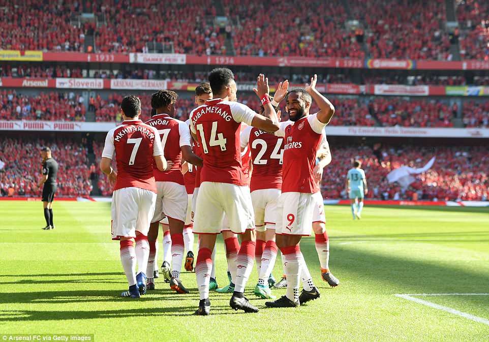 Pha ăn mừng giữa Aubameyang và Lacazette trong trận gặp Burnley ở vòng 37 Premier League. Ảnh: Getty Images.