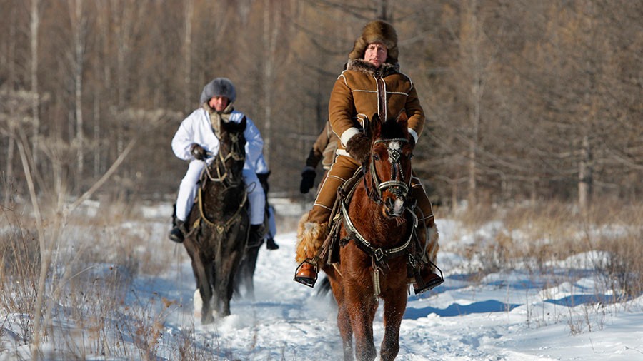 Hình ảnh nổi tiếng của ông Putin là những bức ảnh cởi trần cưỡi ngựa. Trong ảnh là Tổng thống Nga trong trang phục ấm áp cưỡi ngựa vào mùa đông. Ảnh: Reuters.