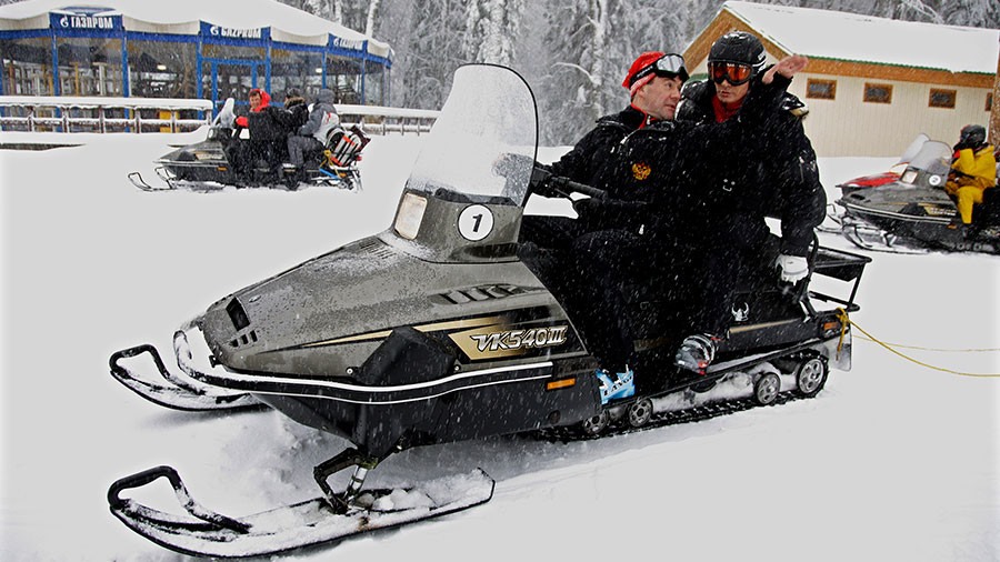 Trong một dịp khác, năm 2010, ông Putin lái một chiếc xe trượt tuyết gần khu nghỉ mát Sochi bên bờ biển Đen. Ảnh: Reuters.