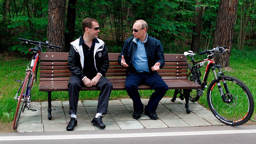 Một năm sau, nhà lãnh đạo Nga tiếp tục thể hiện tài năng khi đi xe đạp với ông Dmitry Medvedev. Ảnh: Reuters.