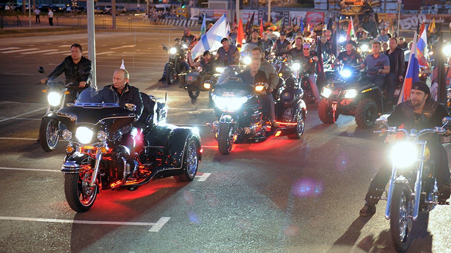 Trong một dịp khác, ông lái chiếc Harley-Davidson Lehman Trikes đến một sự kiện của câu lạc bộ biker. Ảnh: Reuters.