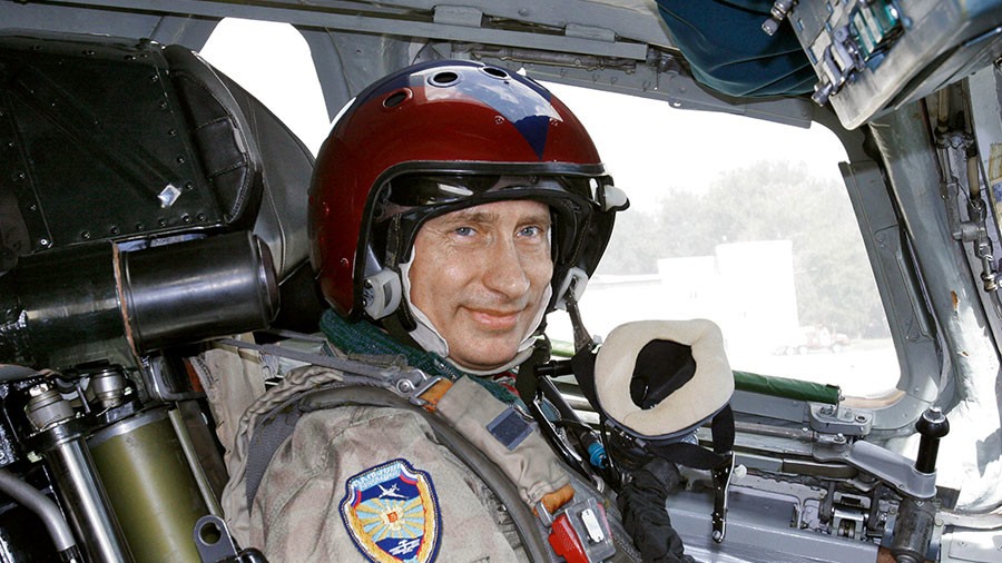Một số lần khác, ông Vladimir Putin từng di chuyển bằng máy bay quân sự, bao gồm chiến đấu cơ Su-27 và máy bay ném bom chiến lược Tu-160. Ông thậm chí còn ngồi ghế cơ trưởng trên Tu-160 nhưng không điều khiển. Ảnh: Reuters.