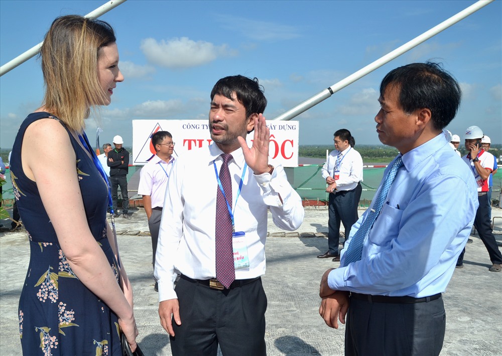 Ông Nguyễn Văn Dương - Chủ tịch UBND tỉnh Đồng Tháp - (phải) trò chuyện với Đại sứ quán Úc (trái) tại buổi hợp long cầu Cao Lãnh. (Ảnh: Lục Tùng)