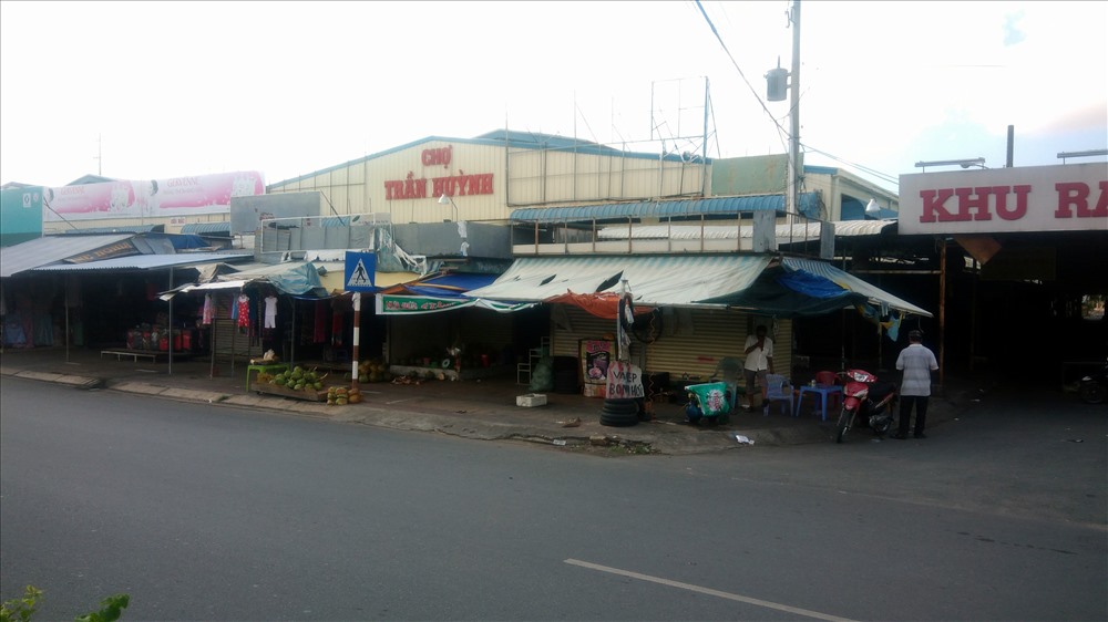 Để có đất cho Cty Minh Thắng xây dựng Chợ A, hàng loạt tiểu thương chợ cũ phải ra chợ Tạm Trần HUỳnh mua bán (ảnh Nhật Hồ)