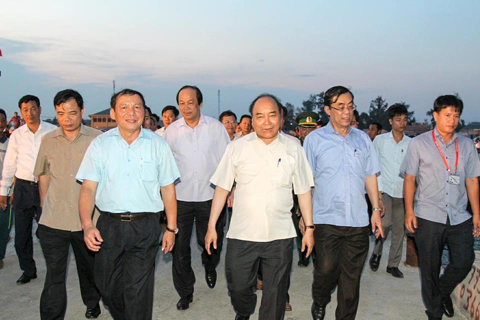 Thủ tướng Nguyễn Xuân Phúc và lãnh đạo tỉnh thăm Cảng cá Cửa Việt, huyện Gio Linh: Ảnh: Thành Dũng