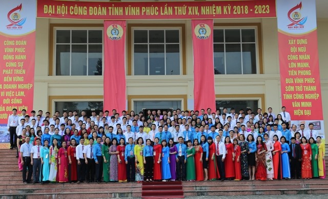 Các đại biểu dự Đại hội chụp ảnh lưu niệm với BCH LĐLĐ tỉnh Vĩnh Phúc khóa XIV, nhiệm kỳ 2018 - 2023. Ảnh: Nguyễn Hoàng Lương