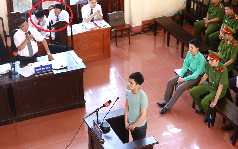 Luật sư Trần Vũ Hải (vòng tròn đỏ bên trái) liên tiếp bị mời ra khỏi phòng xét xử. Ảnh: GĐXH.