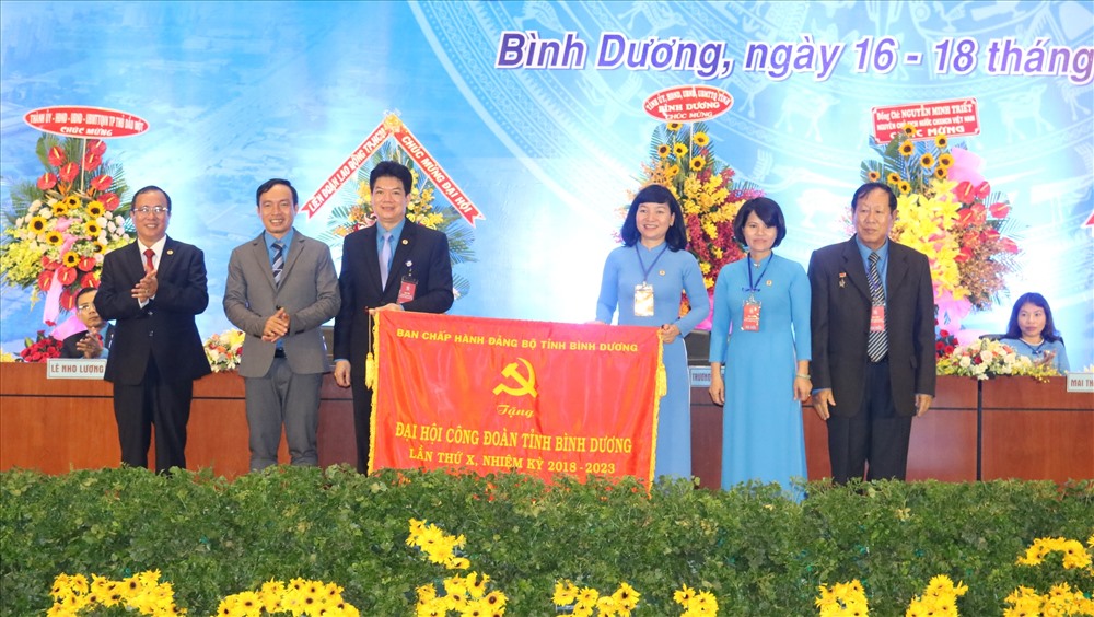 Bí thư tỉnh ủy tỉnh Bình Dương Trần Văn Nam (trái ảnh) tặng bức trướng cho Đại hội