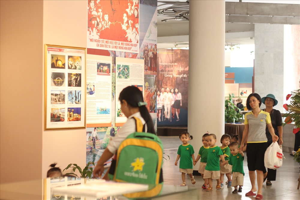 Nhiều học sinh, du khách đã tới tham quan nơi diễn ra triển lãm “Những tấm gương bình dị mà cao quý”