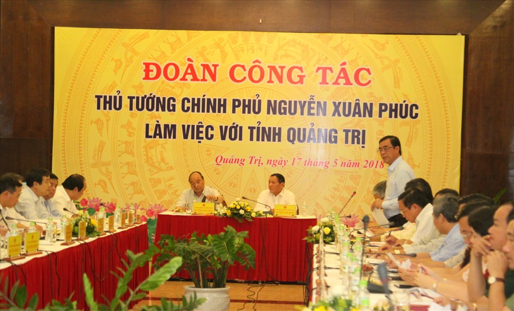 Ông Nguyễn Đức Chính (đứng) trình bày 9 đề xuất, kiến nghị với Thủ tướng và đoàn công tác Chính phủ. Ảnh: Trần Lưu.