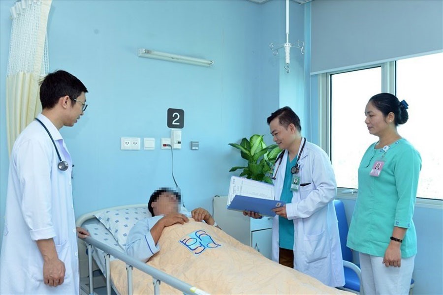 Bác sĩ thăm khám cho bệnh nhân tại BV Đại học Y Dược TPHCM.