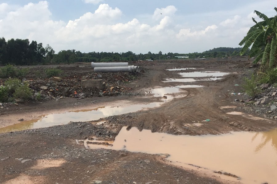 Dự án KDC-TĐC tai xã Phước Tân đã bán hết nền trên giấy, trong khi cơ sở hạ tầng vẫn... sình lầy.