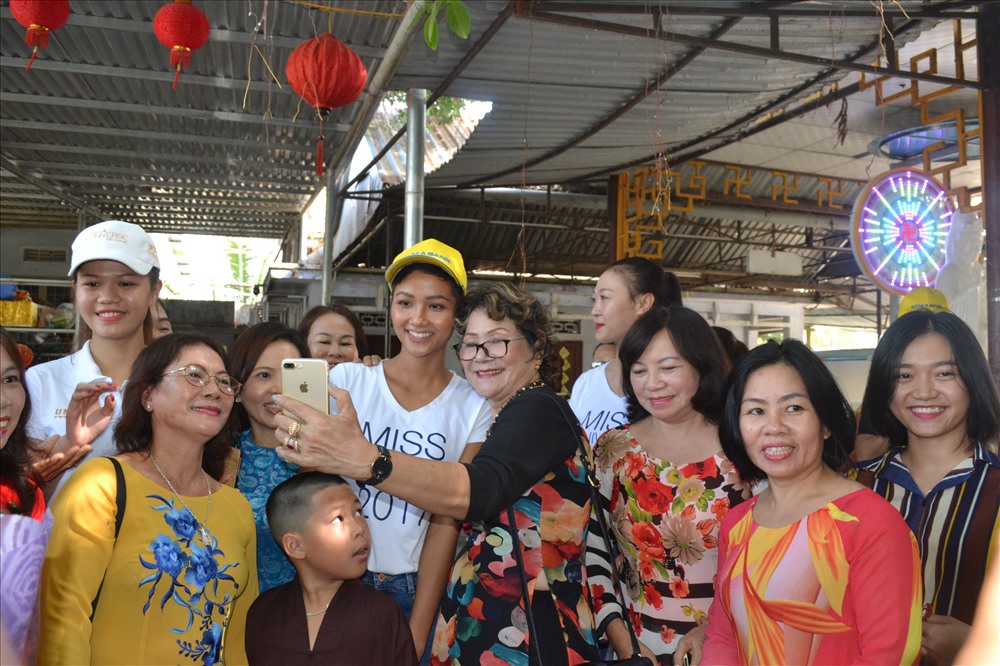 Hoa hậu H’Hen Niê cũng đã chụp ảnh lưu niệm cùng người dân địa phương. Ảnh: Châu Tường