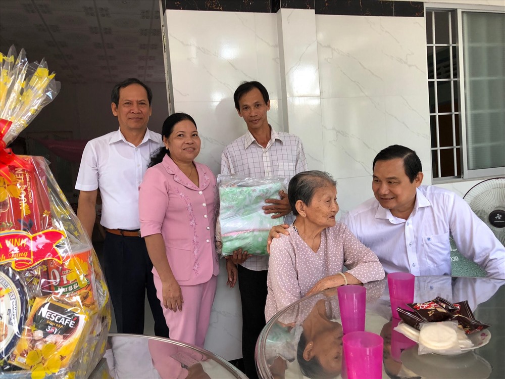 Ông Nguyễn Văn Hợp thăm hỏi Mẹ Việt Nam Anh hùng Đoàn Thị Mãnh