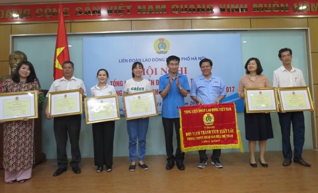 Phó Chủ tịch Tổng LĐLĐVN Trần Văn Thuật trao tặng Cờ, Bằng khen Chuyên đề «Văn hóa, Thể thao» của Tổng LĐLĐVN cho các tập thể và cá nhân. Ảnh: Xuân Trường