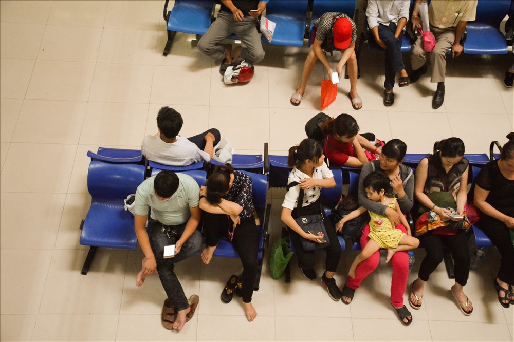 Tại bệnh viện Bạch Mai (Hà Nội), nhiều người lựa chọn phòng chờ làm nơi chợp mắt.
