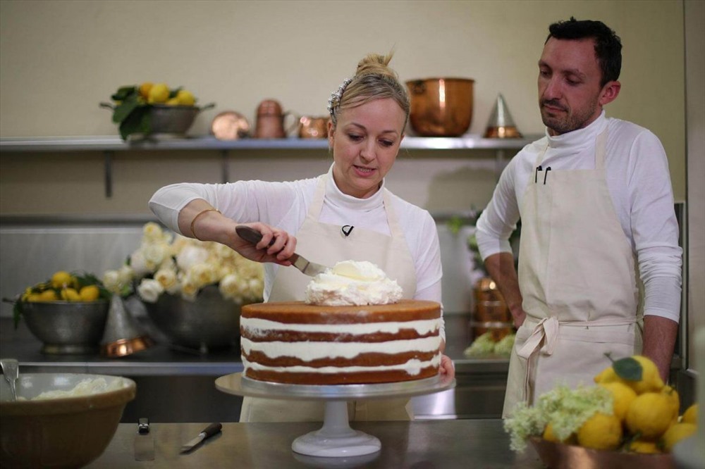  Claire Ptak - chủ tiệm bánh Violet và người quản lý Izaak Adams đã hoàn thành chiếc bánh cưới của Hoàng tử Anh Harry và Meghan Markle trong nhà bếp của Cung điện Buckingham ở London. Ảnh: AFP.