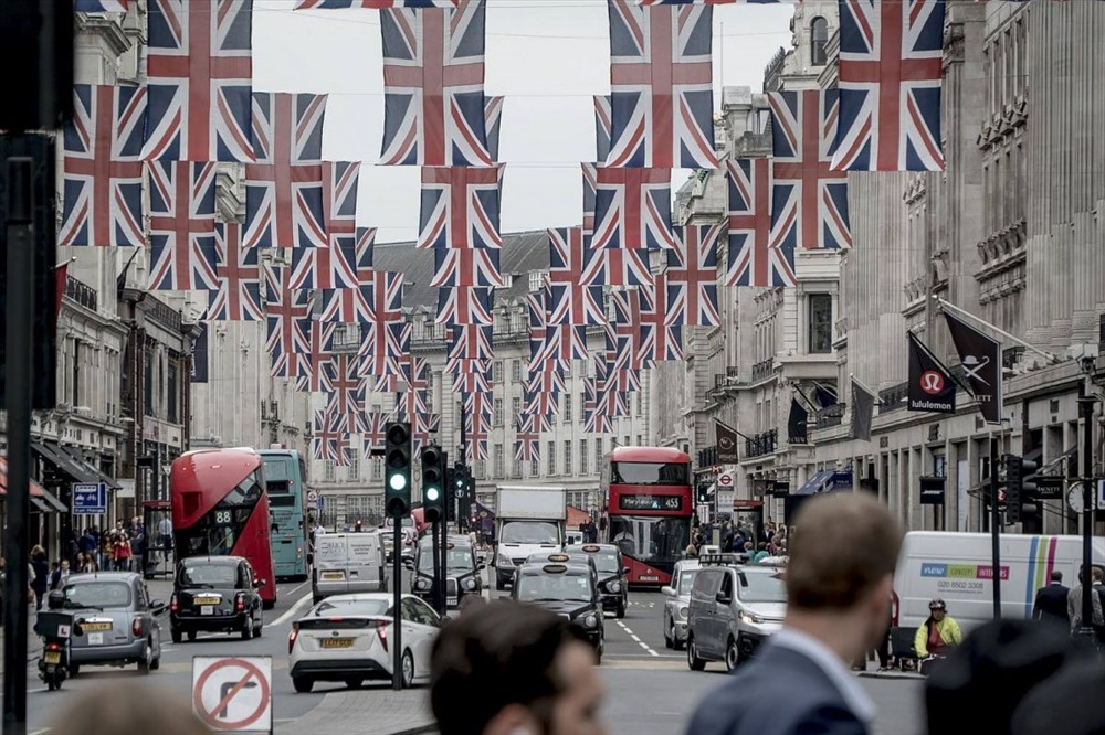 Quốc kỳ rợp trên phố Regent, London trước đám cưới giữa nữ diễn viên người Mỹ Meghan Markle và Hoàng tử Harry. Ảnh: NYT.