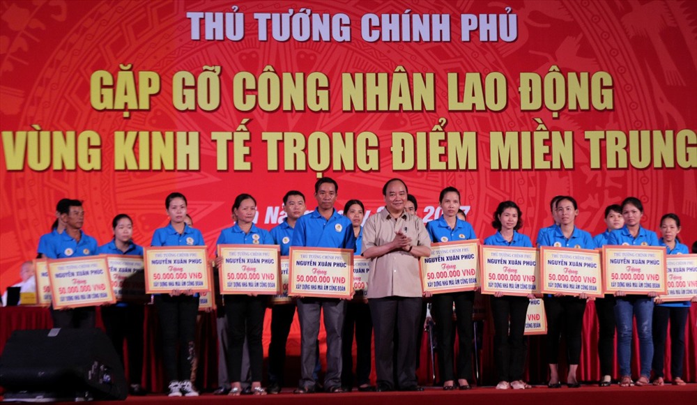 Thủ tướng Nguyễn Xuân Phúc gặp CN lao động tại miền Trung năm 2017. Ảnh: TL