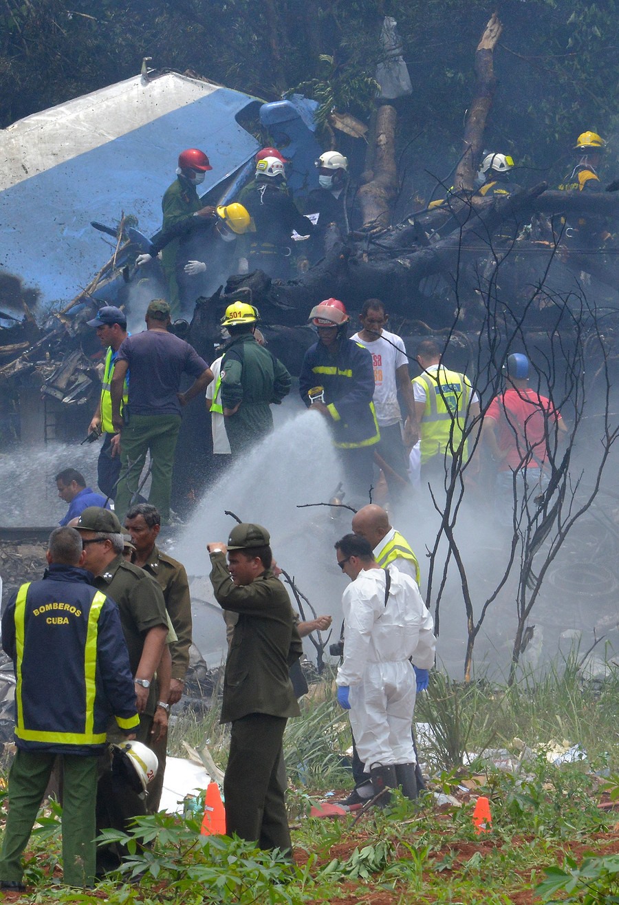  Chuyến bay số hiệu CU972 của hãng hàng không quốc gia Cuba Cubana de Aviación bị rơi ngay sau khi cất cánh lúc 12h08, ngày 18.5, giờ địa phương. Chiếc máy bay của Cuba lao thẳng xuống một cánh đồng gần sân bay. Ảnh: AFP.