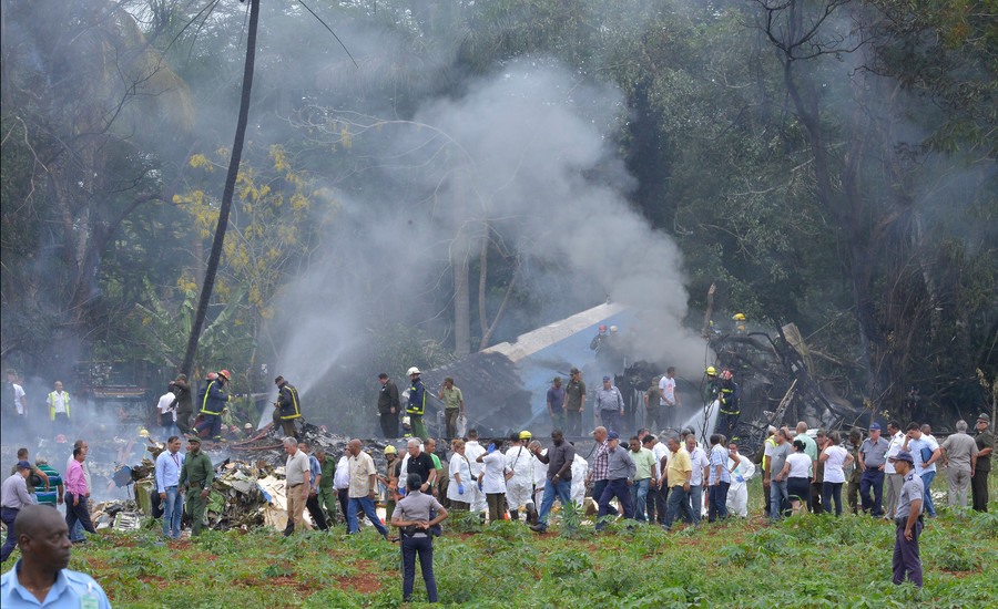 Hình ảnh từ hiện trường cho thấy lực lượng cứu hộ đang tìm kiếm trong khu vực máy bay bị rơi để giải cứu các nạn nhân sống sót.  Chủ tịch Cuba Miguel Diaz-Canel đã đến hiện trường khi vụ tai nạn xảy ra. Ảnh: AFP