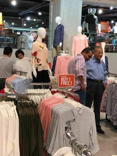 Vợ chồng ông Mahathir đi mua quần áo giảm giá. Ảnh: CNA. 