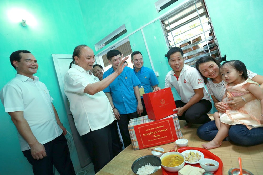Thủ tướng Nguyễn Xuân Phúc thăm nhà trọ của công nhân.