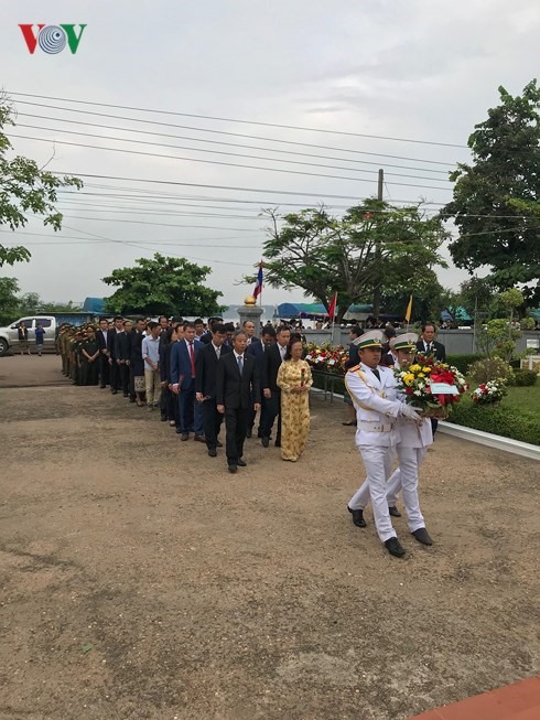 Đoàn Tổng lãnh sự quán Việt Nam tại Savanakhet. Ảnh: VOV